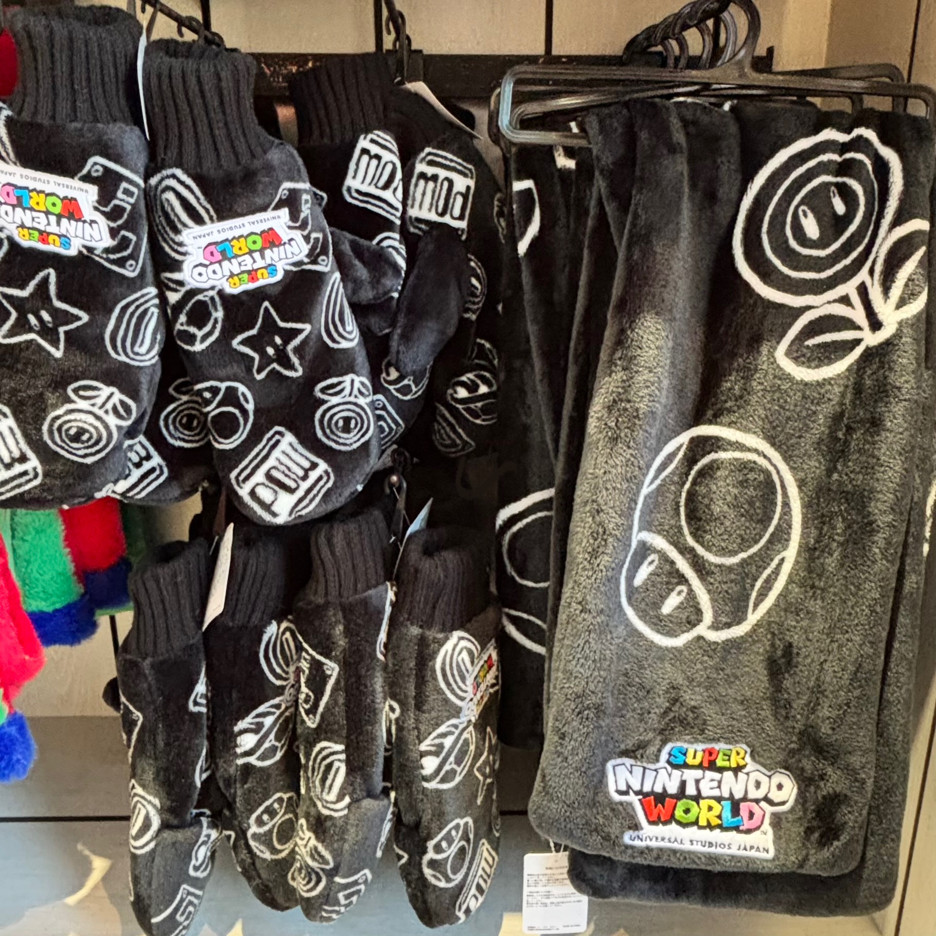 【訂貨】USJ Mario 黑色圖案 星星 蘑菇 火花 毛毛頸巾 / 手襪