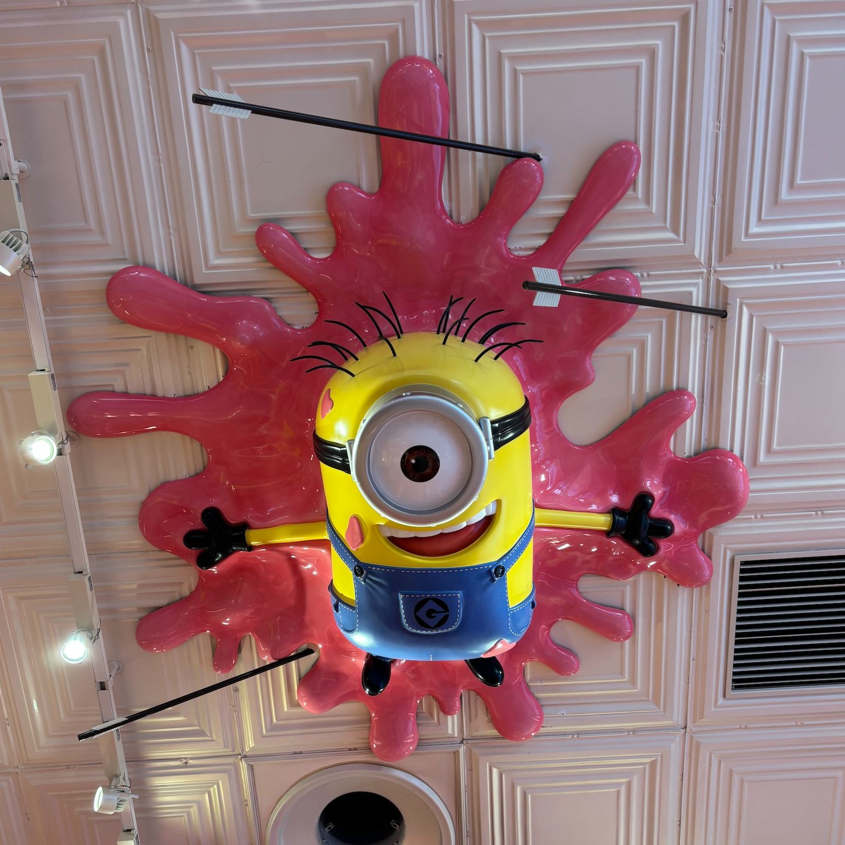 【訂貨】USJ Minions 迷你兵團 小小兵 磁鐵鑰匙扣（噴漆背景）