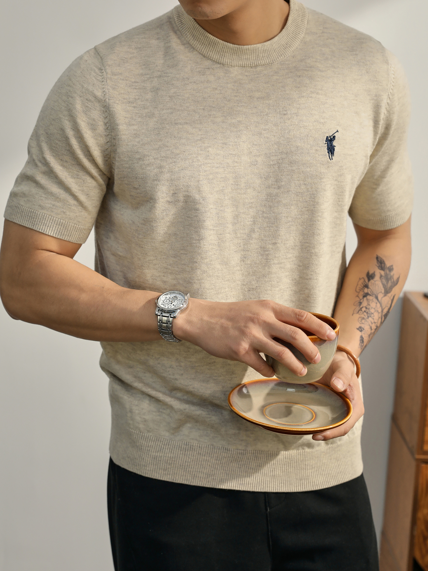 親膚柔順羊毛針織T恤男款都市通勤休閒短袖騎士刺繡圓領體恤