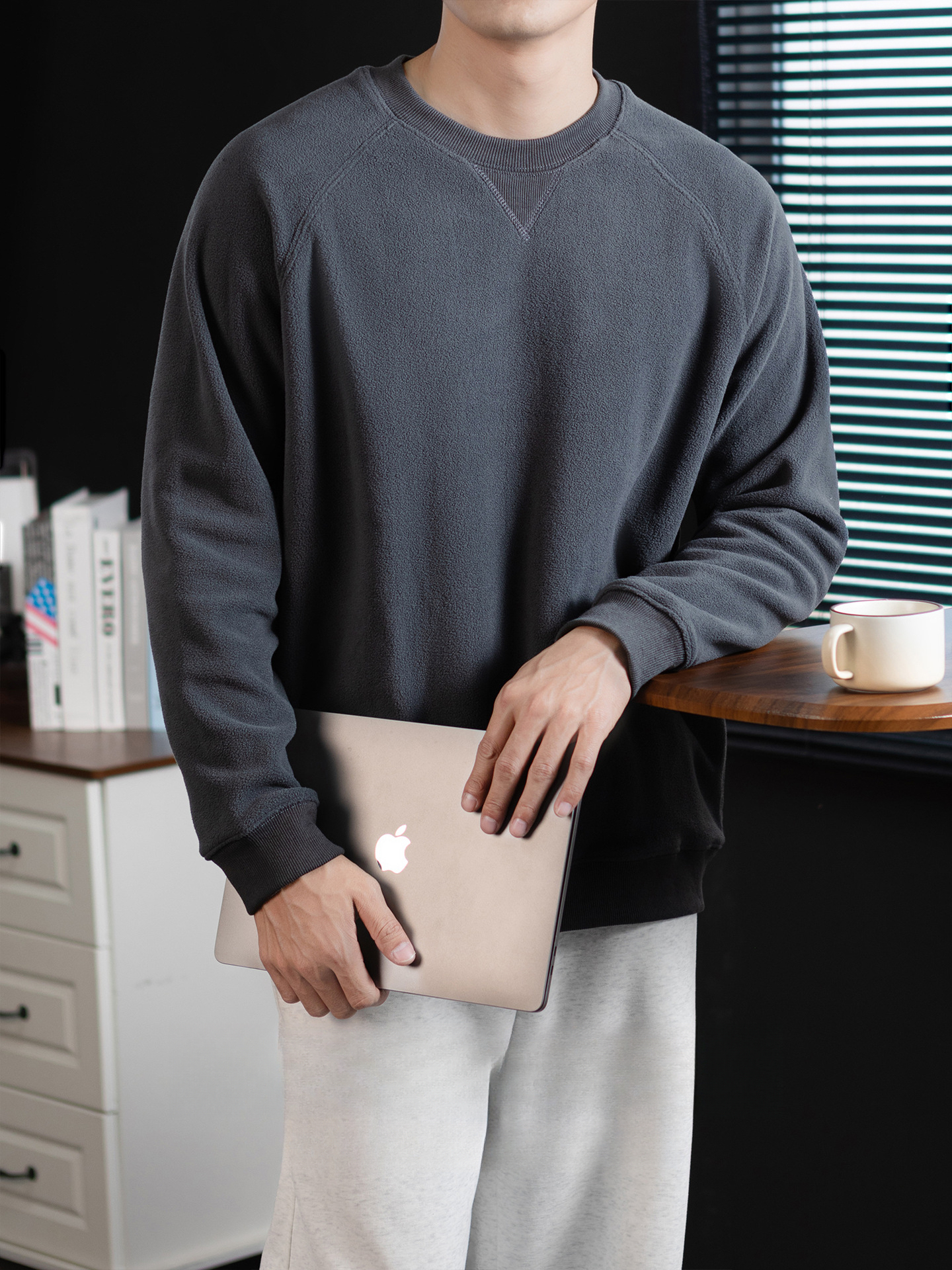 保暖科技！300G重磅細膩雙面搖粒絨圓領衛衣男寬鬆冬季通勤設計感