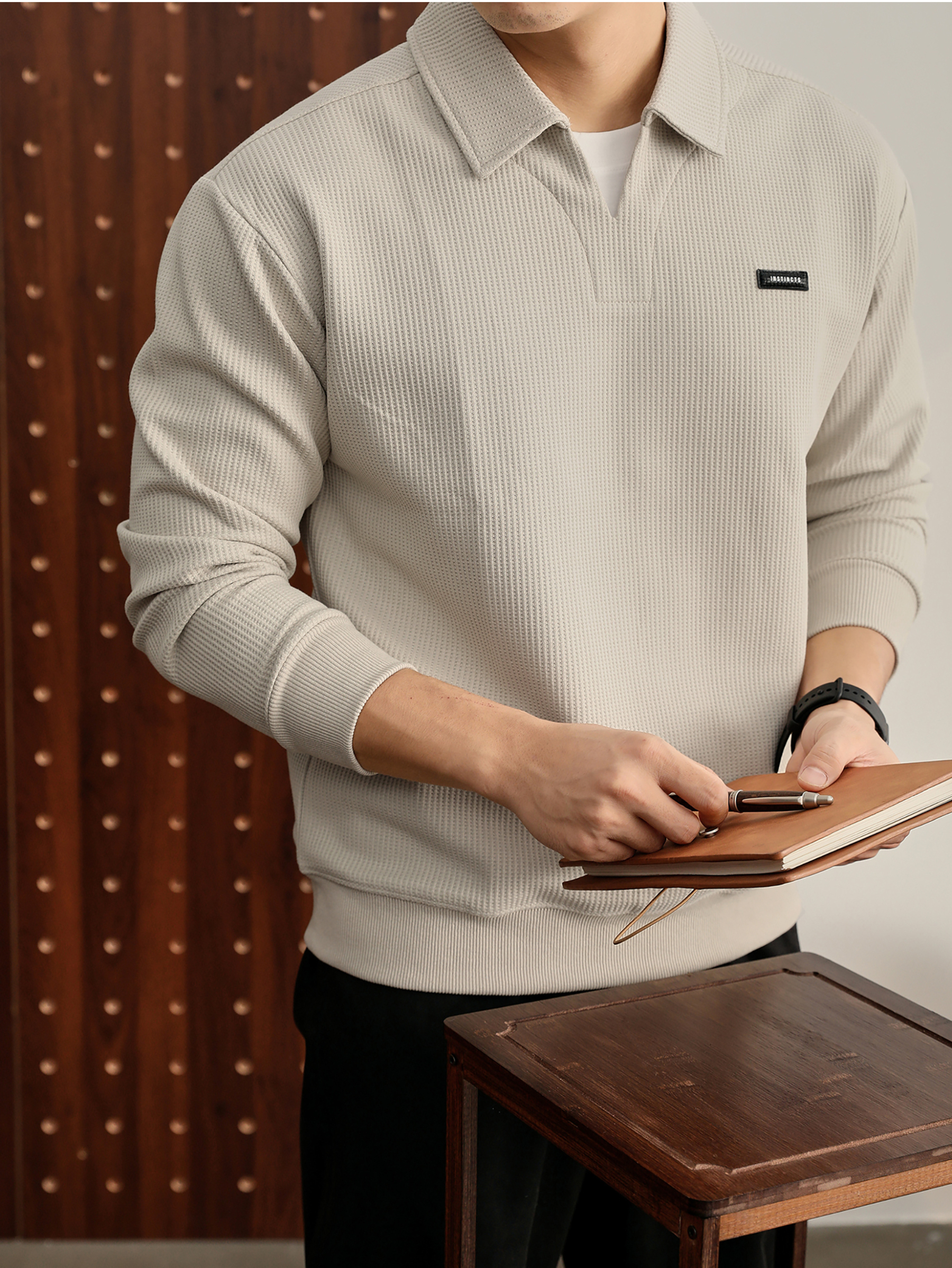 撞色假兩件雙層領口華夫格肌理衛衣男小皮標翻領深V長袖上衣