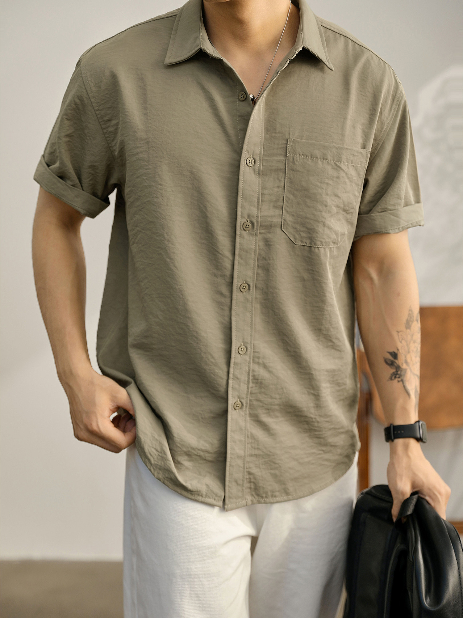 都市休闲感白色净版短袖衬衣男士夏季胸口贴袋圆弧下摆衬衫