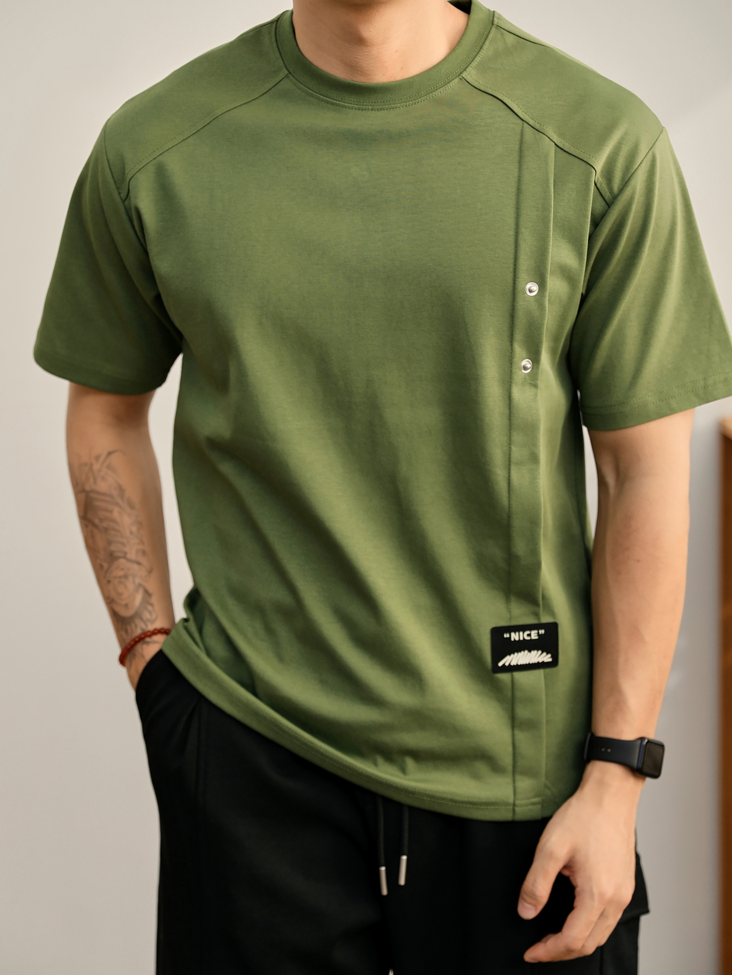 樹綠色貼布標T恤衫拼接鉚釘釦設計圓領短袖立體裁剪上衣男夏