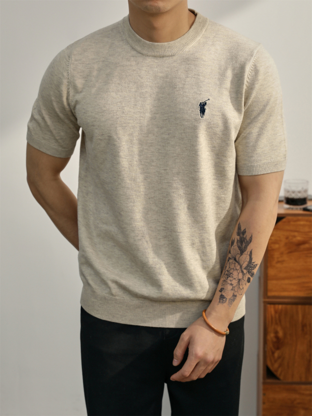 親膚柔順羊毛針織T恤男款都市通勤休閒短袖騎士刺繡圓領體恤