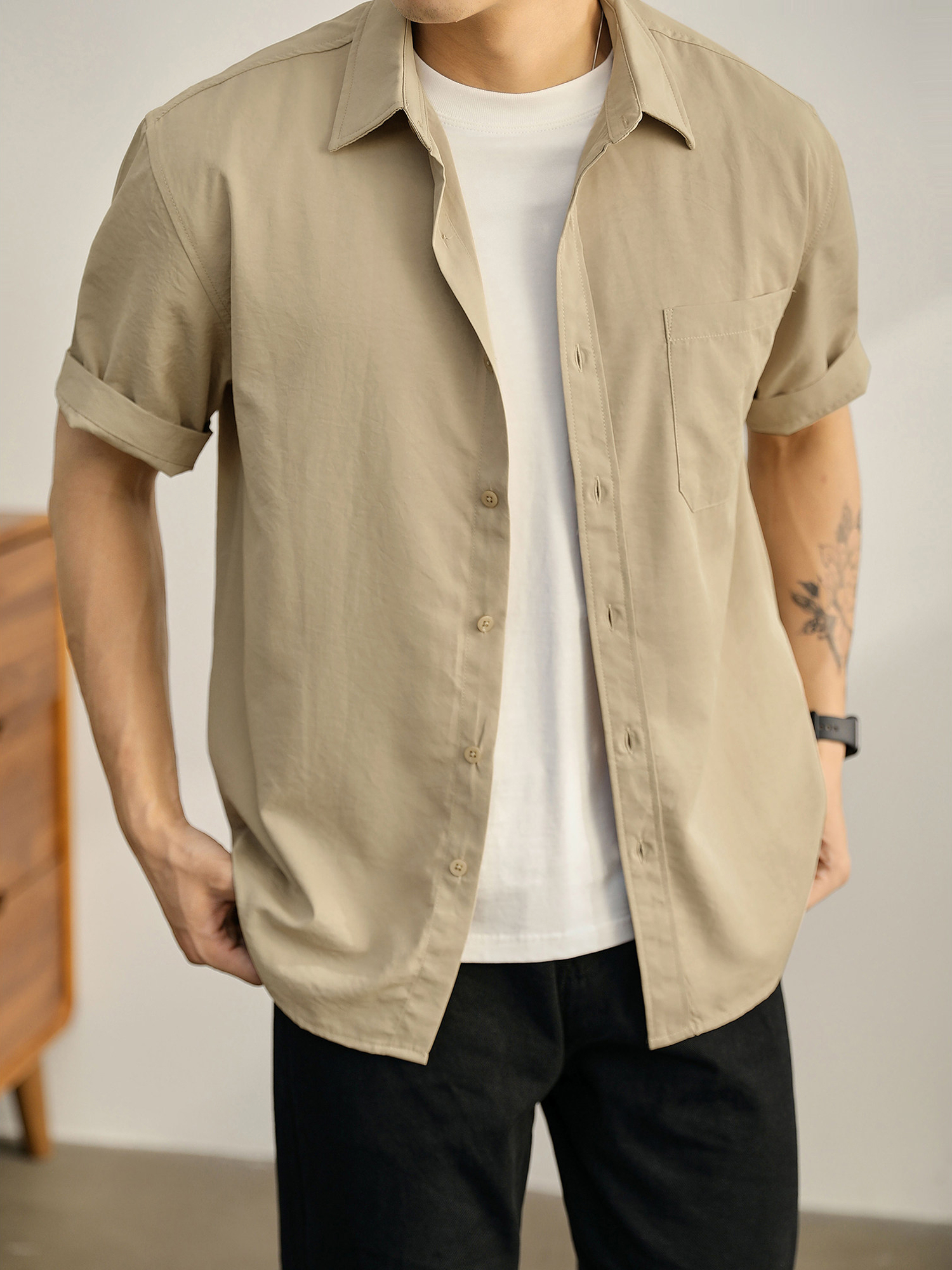 都市休闲感白色净版短袖衬衣男士夏季胸口贴袋圆弧下摆衬衫