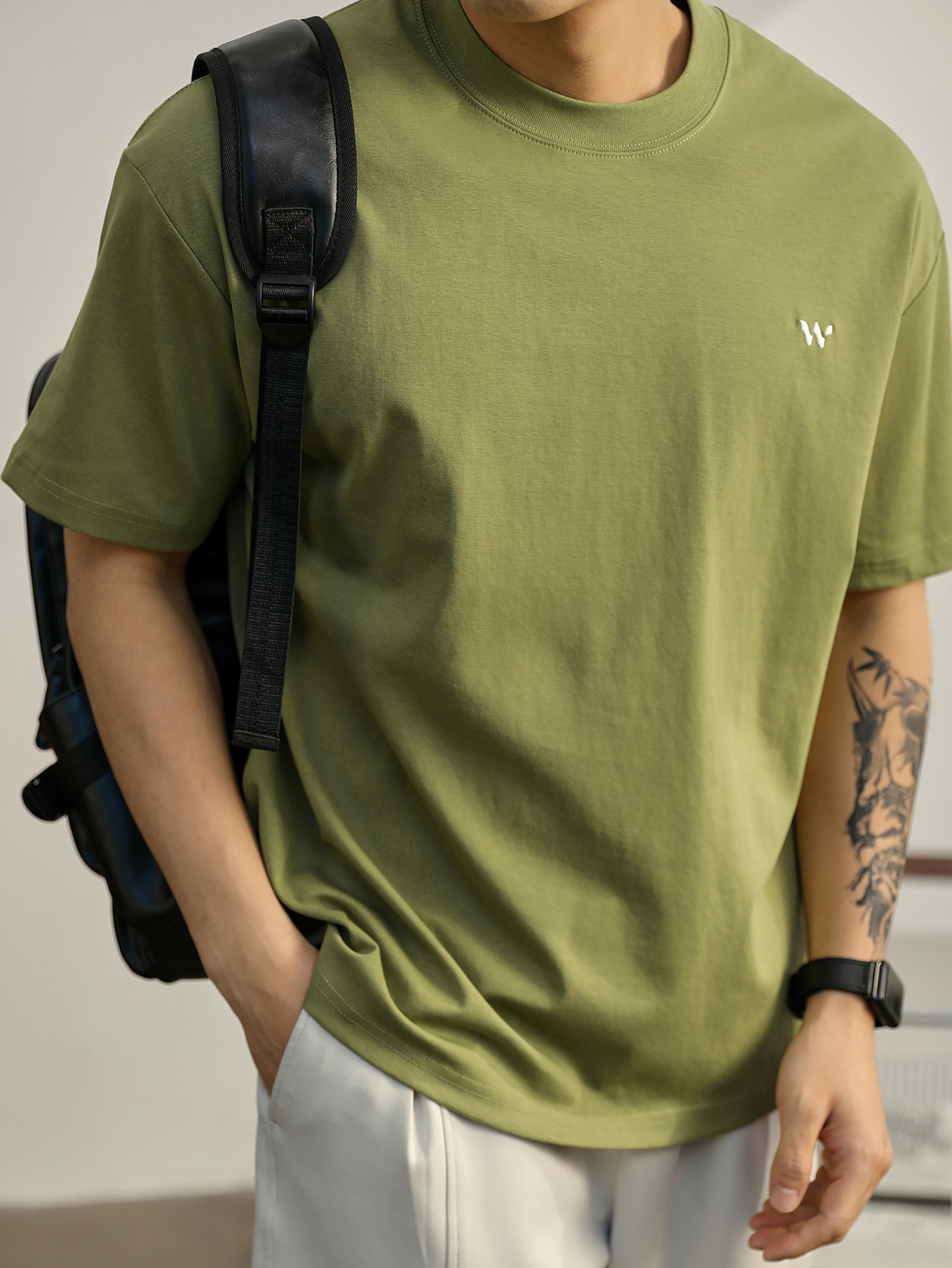 男士簡奢氣質感胸口小刺繡T恤夏季休閒通勤百搭落肩短袖上衣