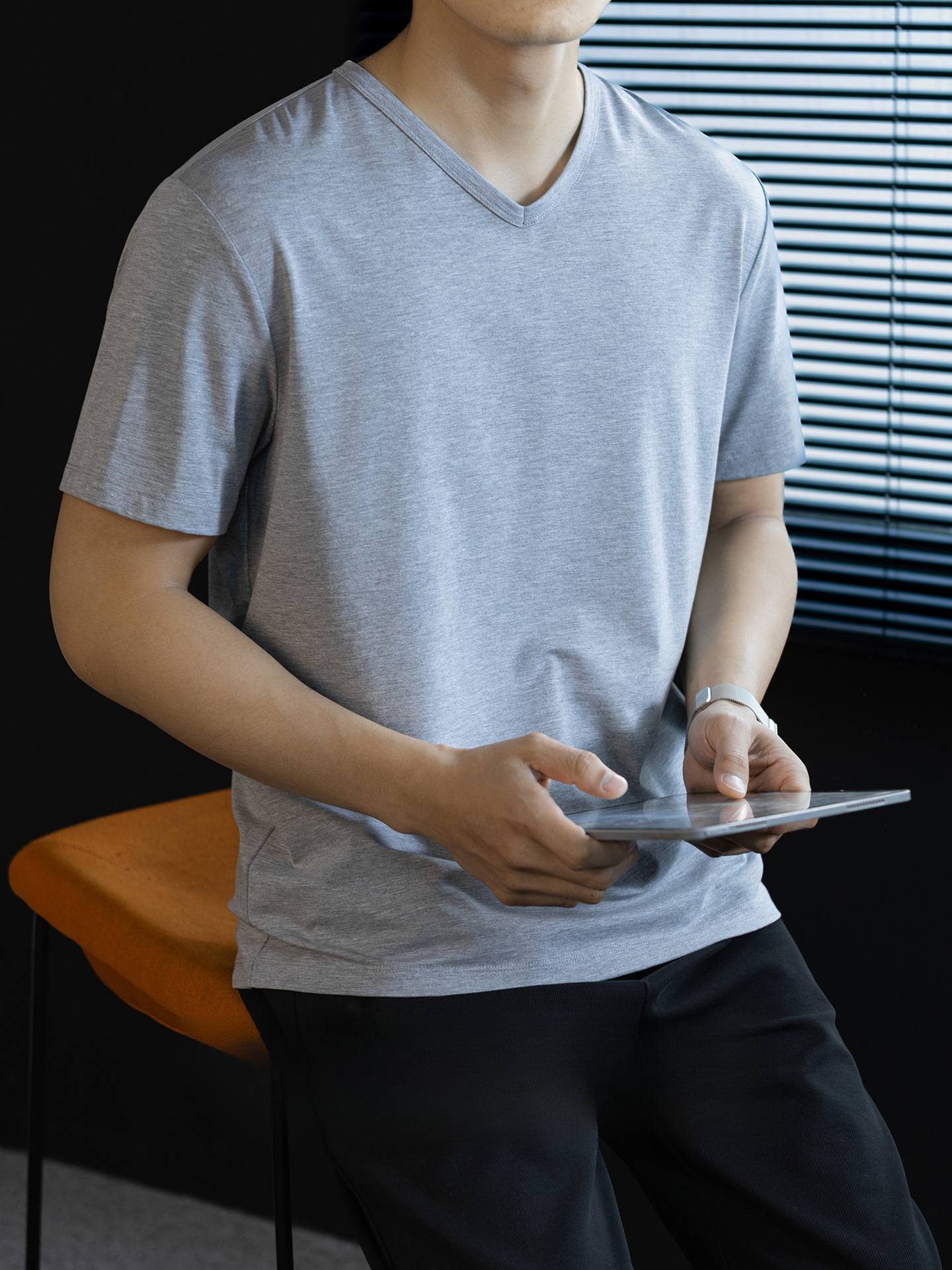 冰絲莫代爾雲感棉V領短袖T恤男士夏季2026休閒涼感純色薄款體恤衫