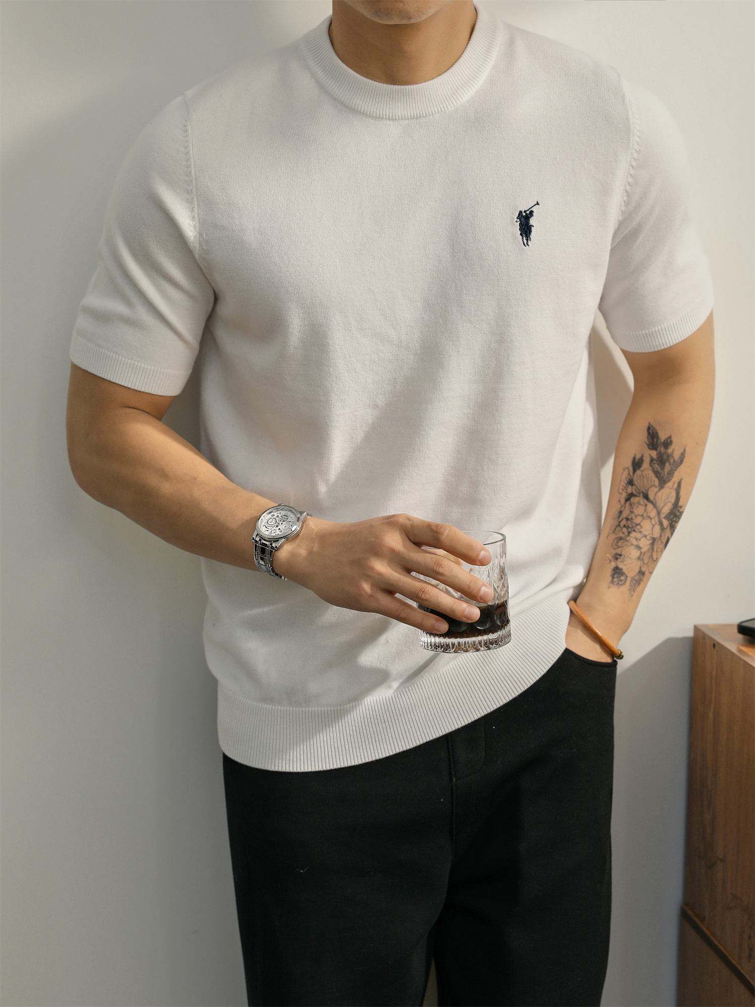 親膚柔順羊毛針織T恤男款都市通勤休閒短袖騎士刺繡圓領體恤