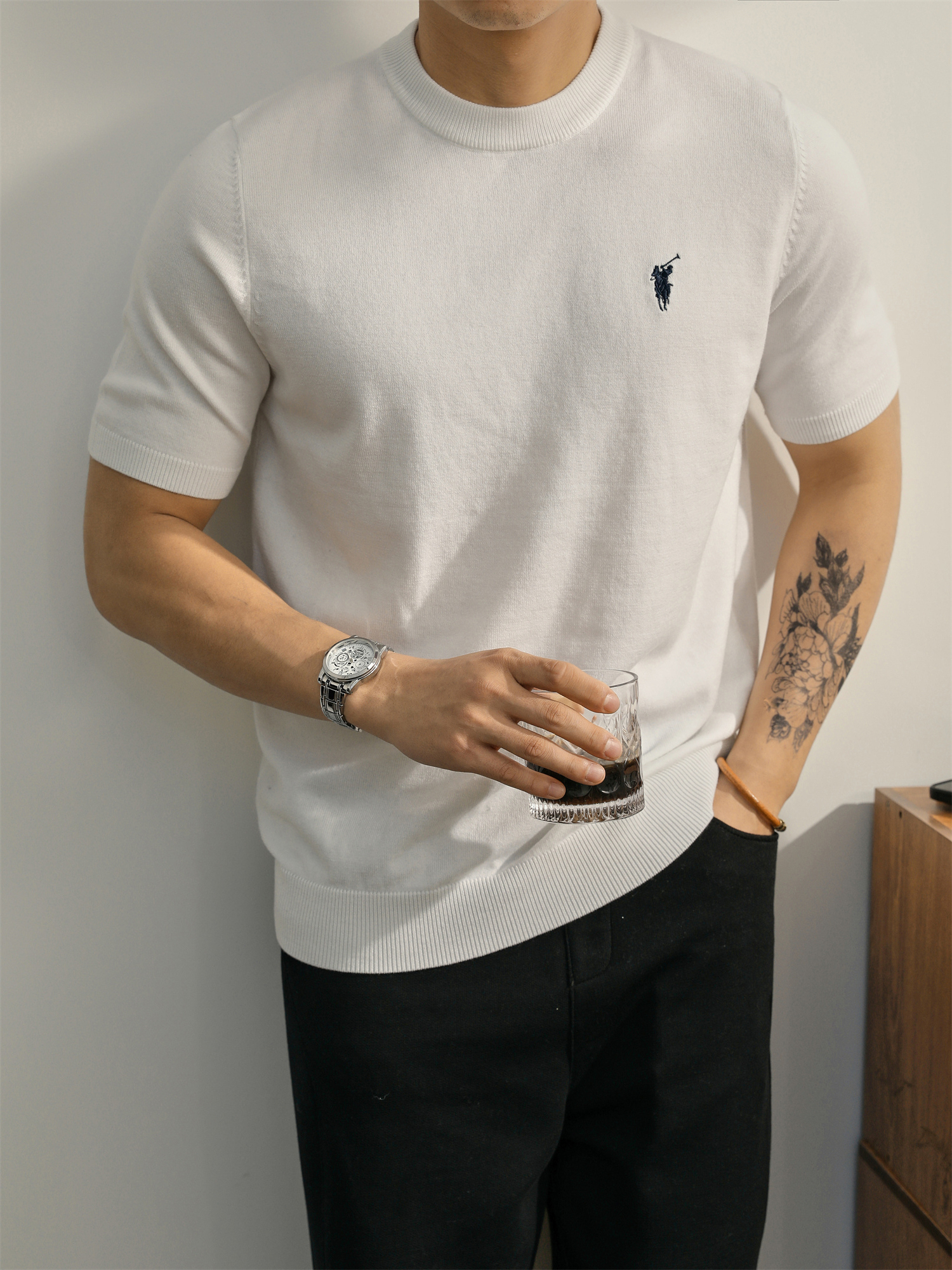 親膚柔順羊毛針織T恤男款都市通勤休閒短袖騎士刺繡圓領體恤