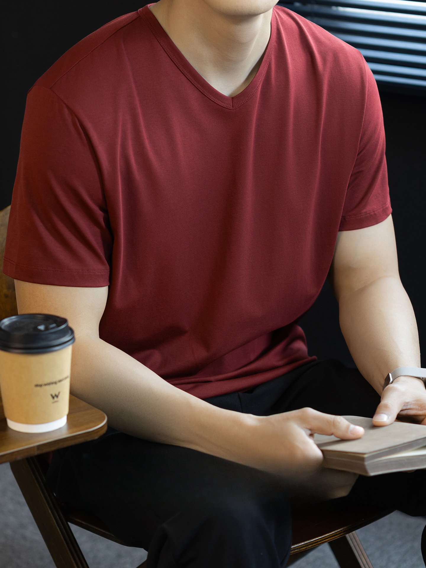 冰絲莫代爾雲感棉V領短袖T恤男士夏季2026休閒涼感純色薄款體恤衫