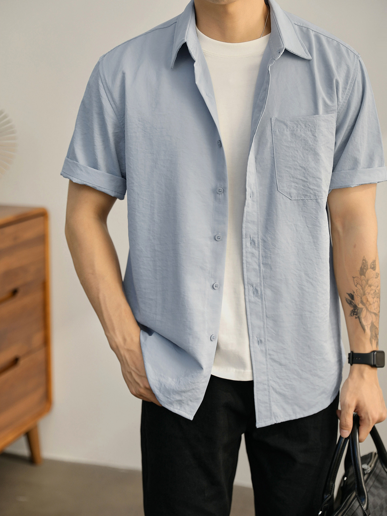 都市休闲感白色净版短袖衬衣男士夏季胸口贴袋圆弧下摆衬衫