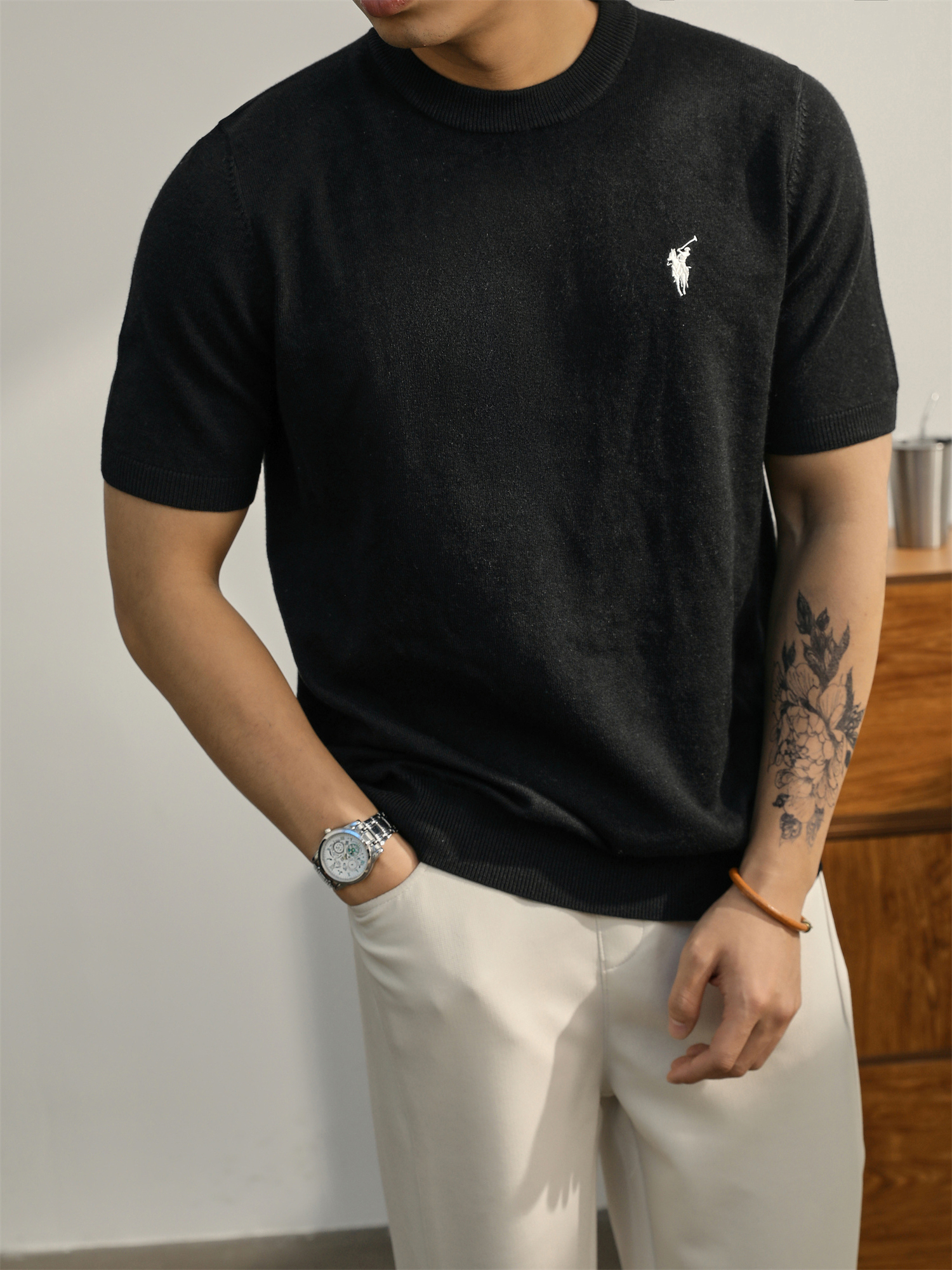 親膚柔順羊毛針織T恤男款都市通勤休閒短袖騎士刺繡圓領體恤