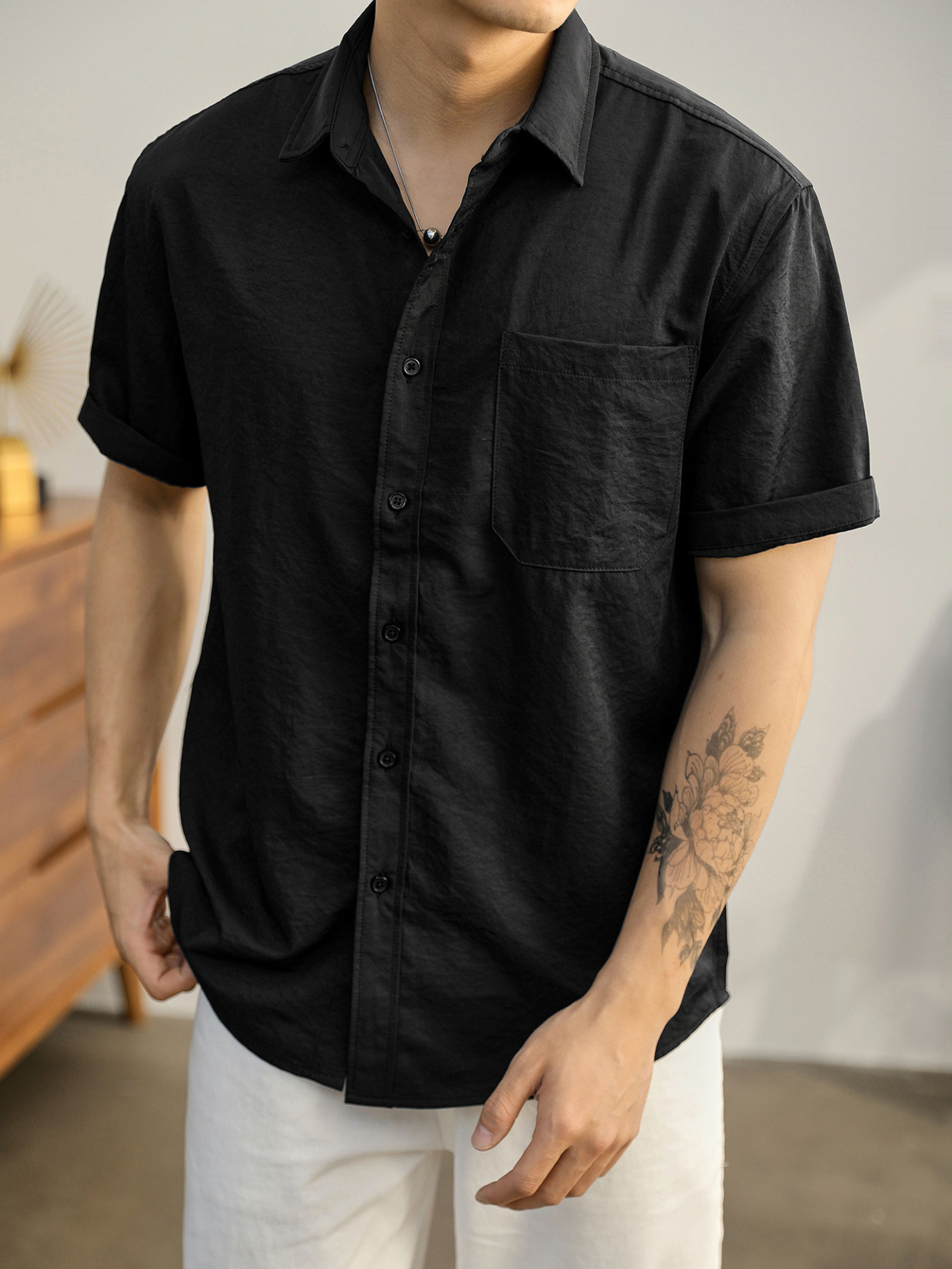 都市休闲感白色净版短袖衬衣男士夏季胸口贴袋圆弧下摆衬衫