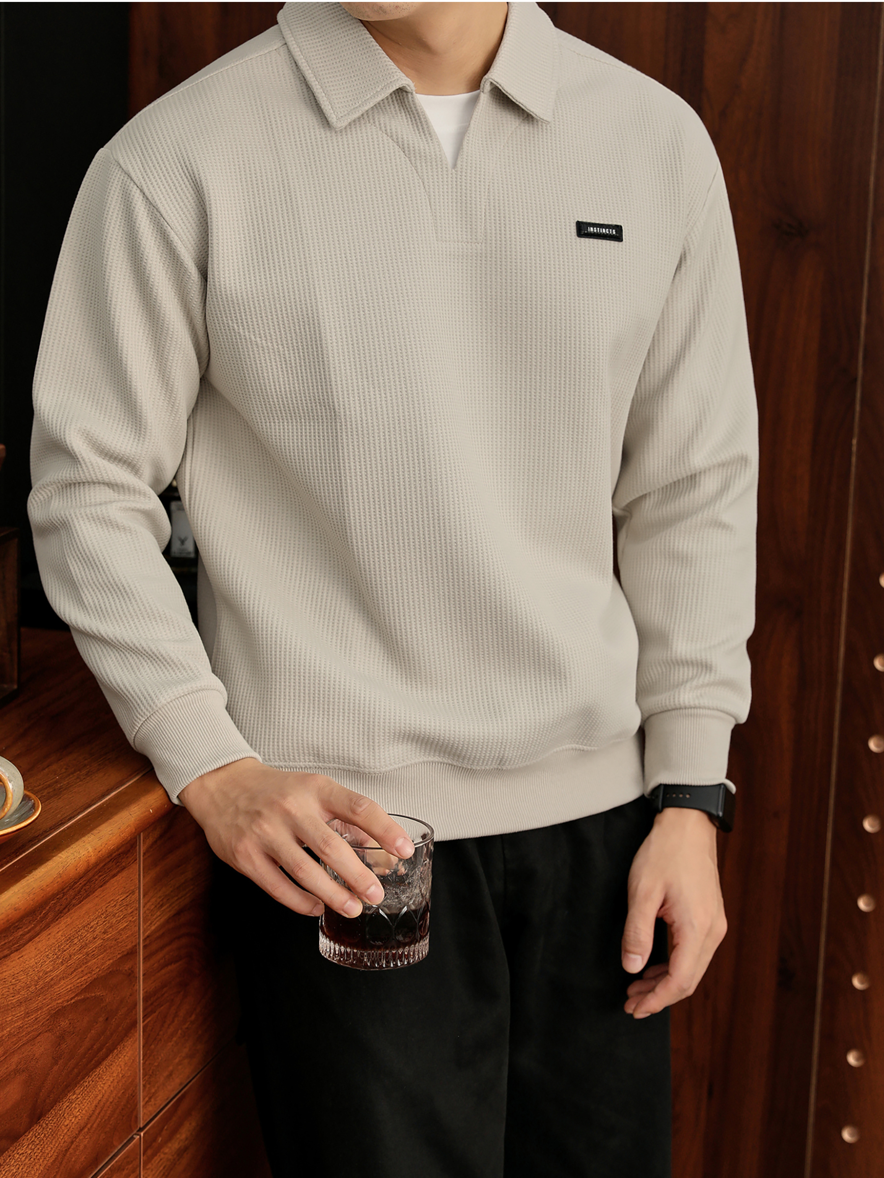 撞色假兩件雙層領口華夫格肌理衛衣男小皮標翻領深V長袖上衣