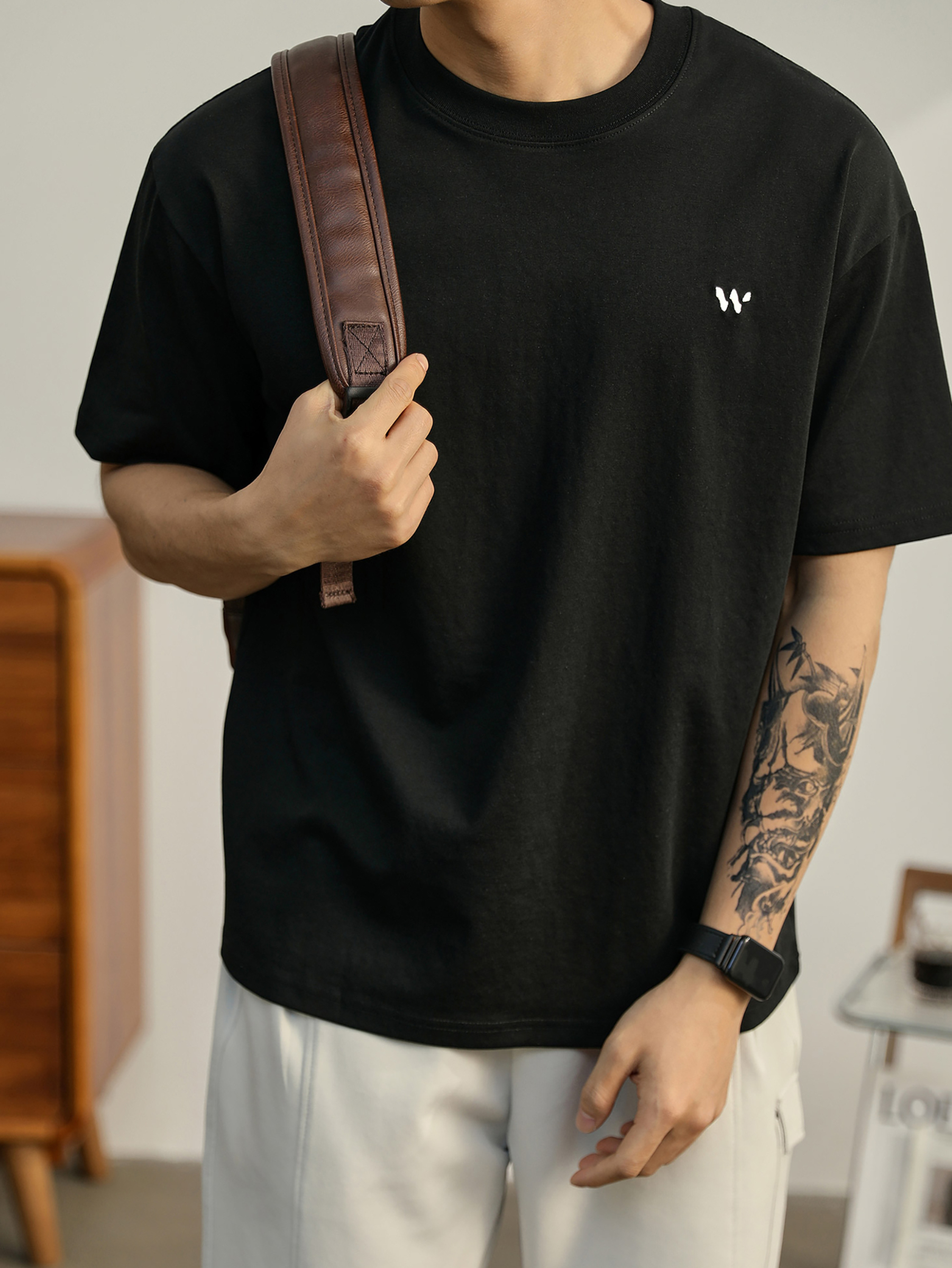 男士簡奢氣質感胸口小刺繡T恤夏季休閒通勤百搭落肩短袖上衣