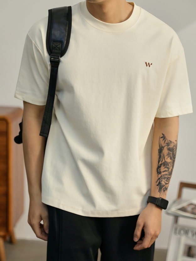 男士簡奢氣質感胸口小刺繡T恤夏季休閒通勤百搭落肩短袖上衣