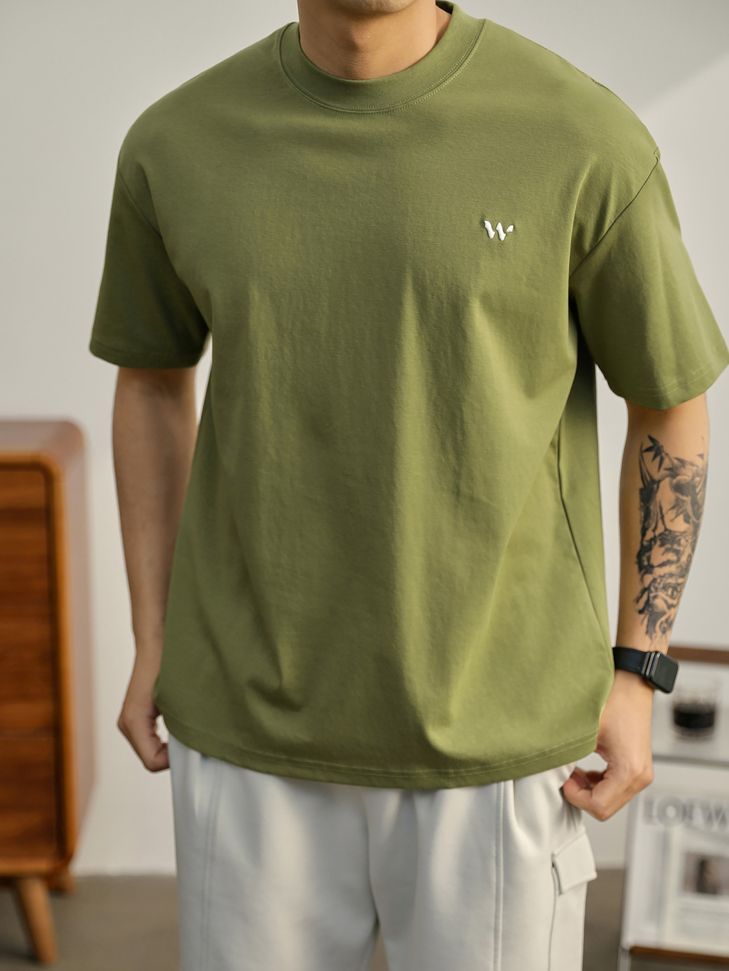 男士簡奢氣質感胸口小刺繡T恤夏季休閒通勤百搭落肩短袖上衣