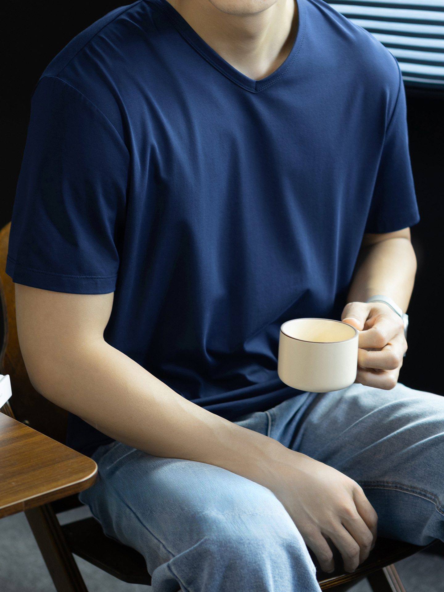 冰絲莫代爾雲感棉V領短袖T恤男士夏季2026休閒涼感純色薄款體恤衫