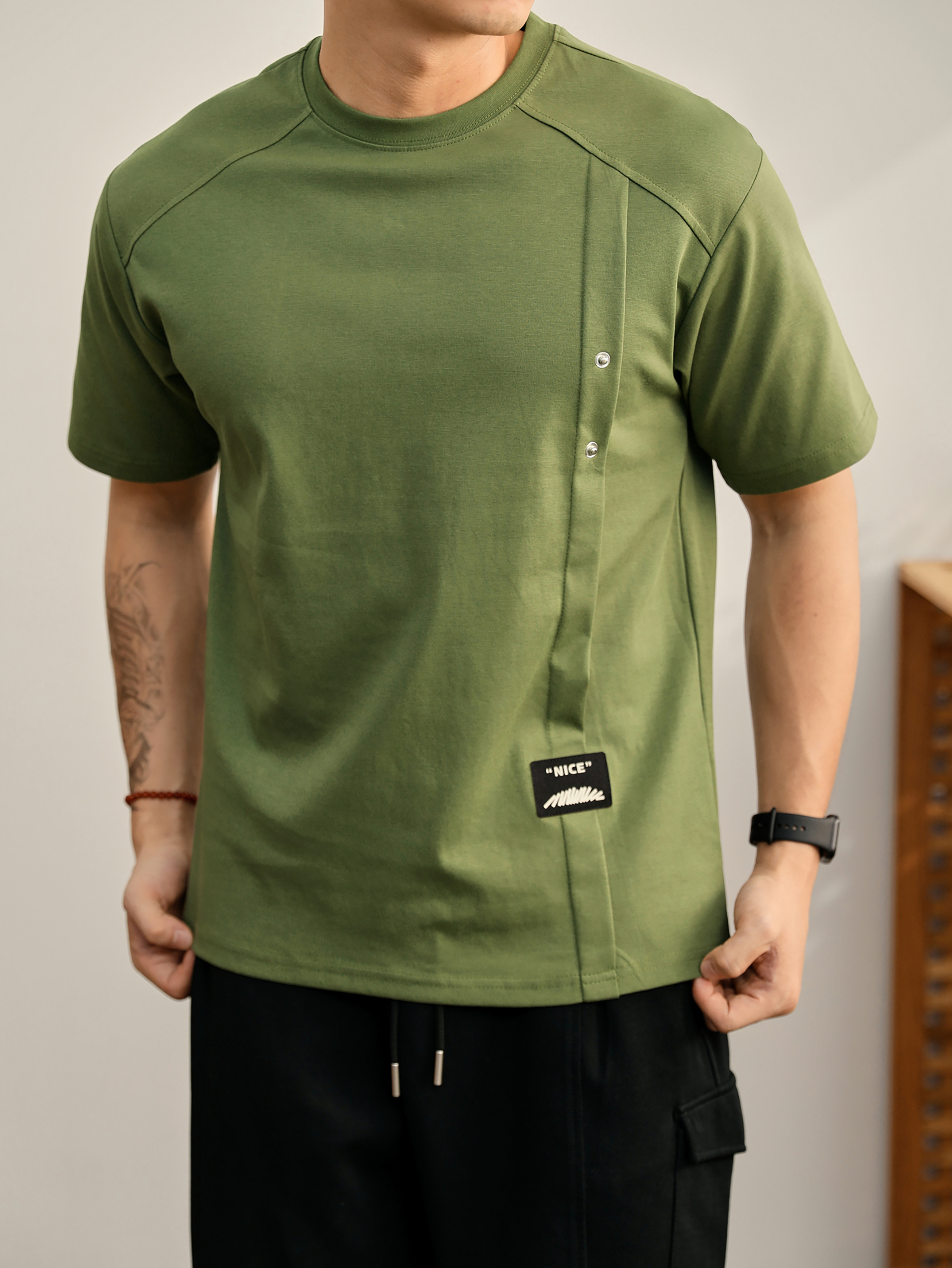樹綠色貼布標T恤衫拼接鉚釘釦設計圓領短袖立體裁剪上衣男夏