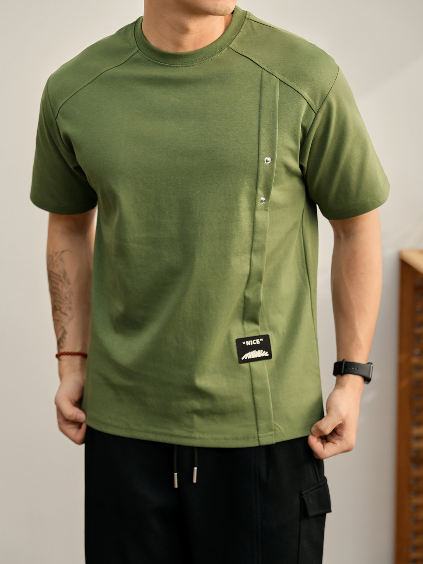 樹綠色貼布標T恤衫拼接鉚釘釦設計圓領短袖立體裁剪上衣男夏