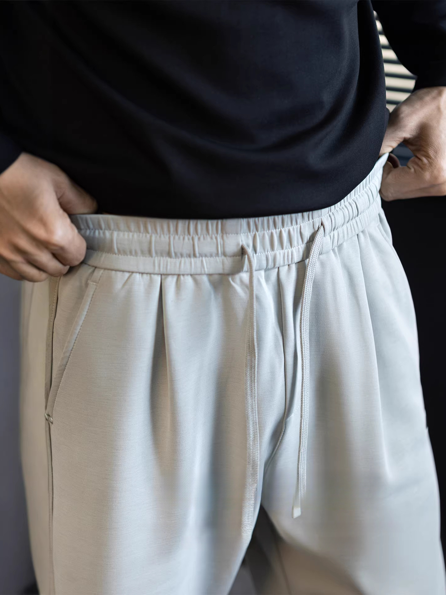 輕奢垂墜抗皺男士休閒褲2026新款抽繩腰刺繡口袋高級感寬鬆直筒褲