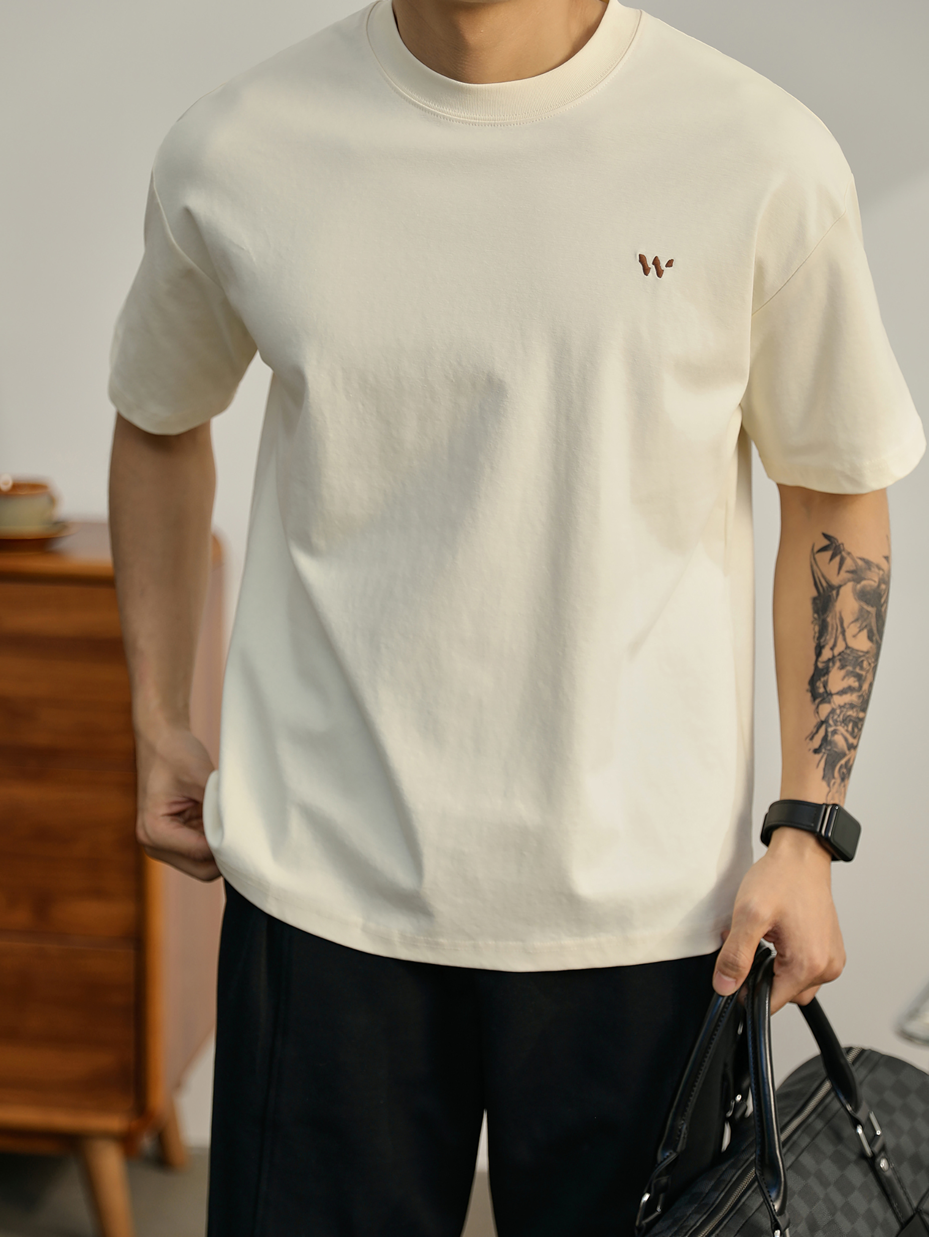 男士簡奢氣質感胸口小刺繡T恤夏季休閒通勤百搭落肩短袖上衣