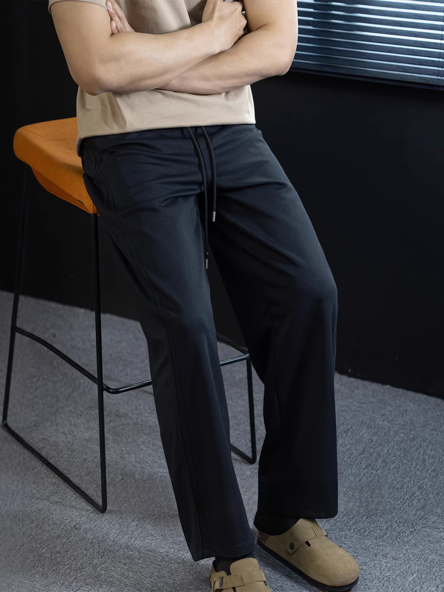 輕奢垂墜抗皺男士休閒褲2026新款抽繩腰刺繡口袋高級感寬鬆直筒褲