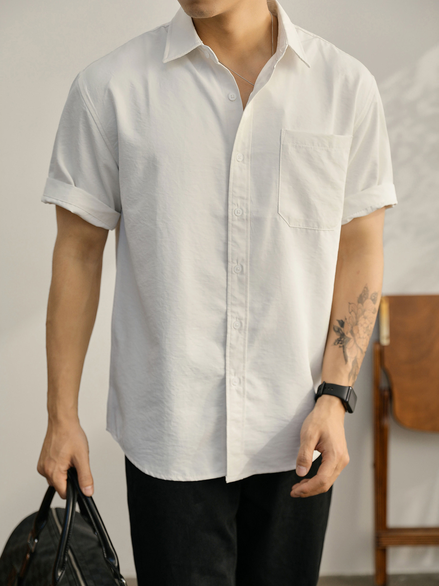 都市休闲感白色净版短袖衬衣男士夏季胸口贴袋圆弧下摆衬衫