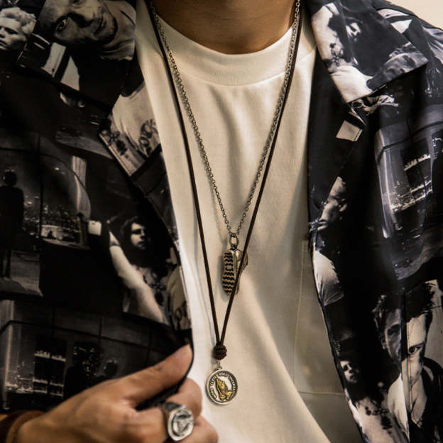 小眾懷舊祈禱之手項鏈男士頸脖掛件飾品個性麂皮吊墜-Retro's Wear