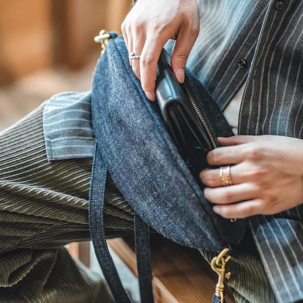 馬登工裝牛仔布大容量斜挎橄欖球包字母通勤單肩胸包男潮-Retro's Wear