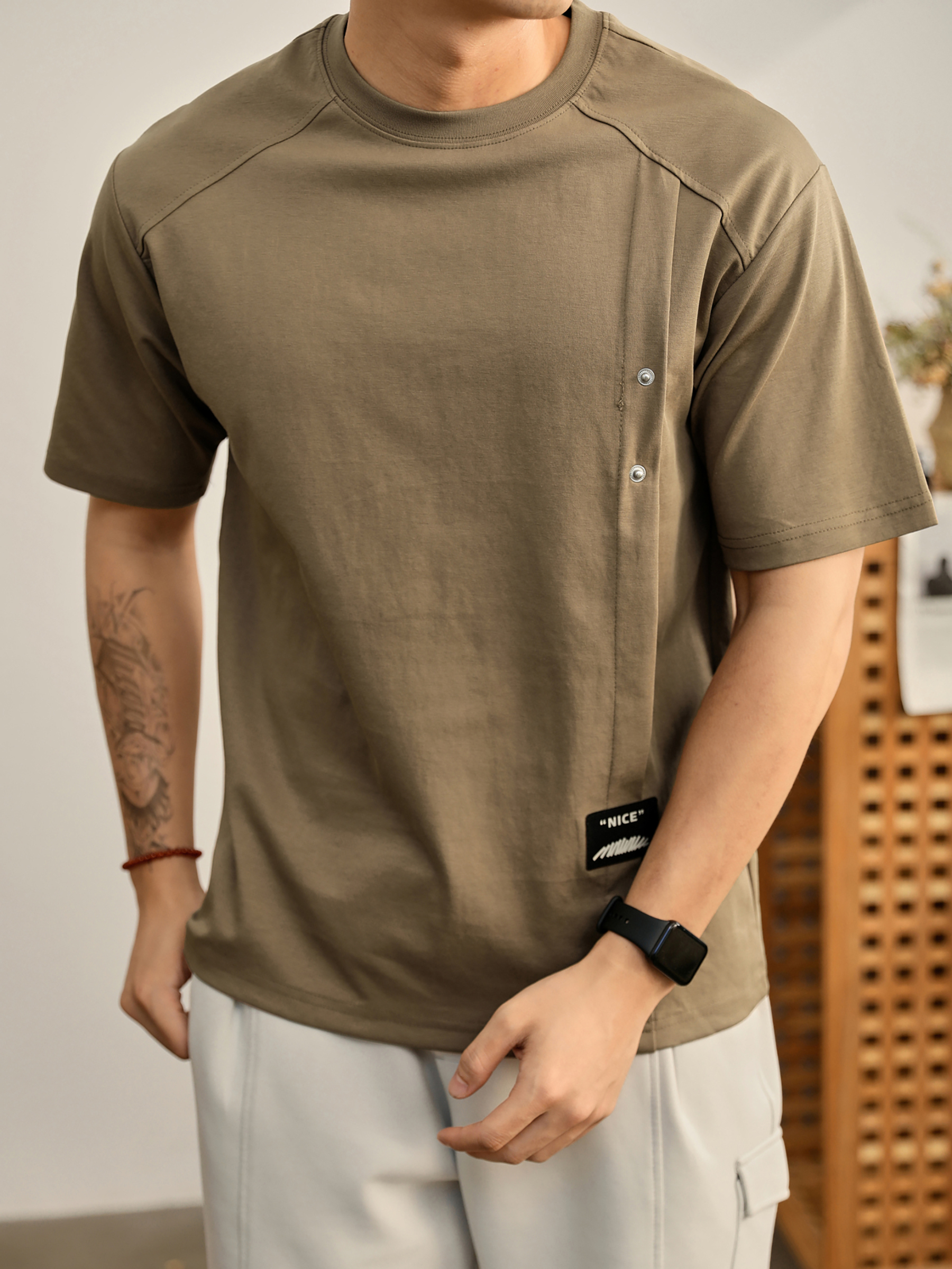 樹綠色貼布標T恤衫拼接鉚釘釦設計圓領短袖立體裁剪上衣男夏