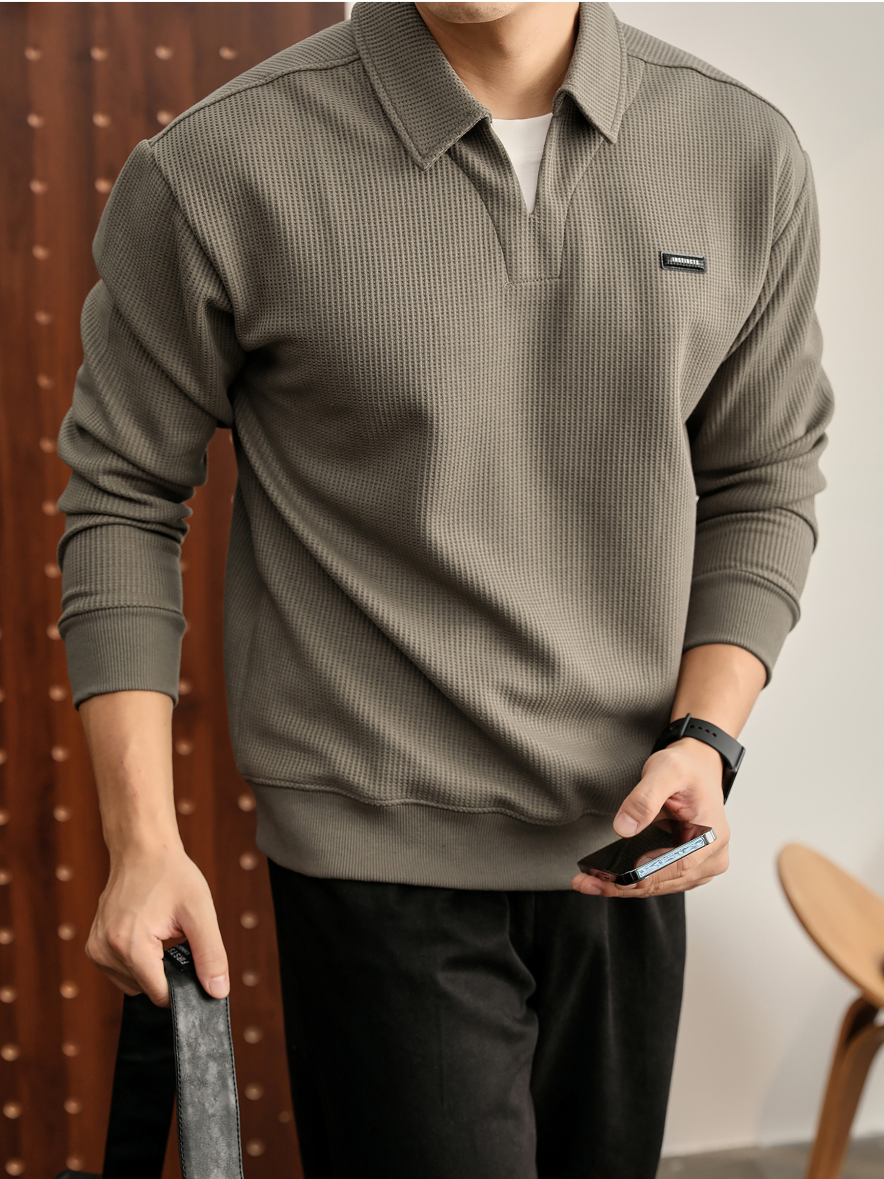 撞色假兩件雙層領口華夫格肌理衛衣男小皮標翻領深V長袖上衣