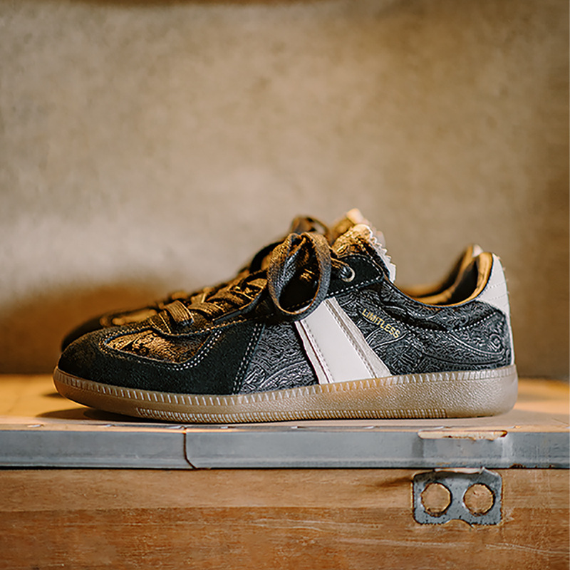 黑絲綢板鞋男秋冬復古國潮風休閒運動鞋小眾設計感黑色德訓鞋-Retro's Wear