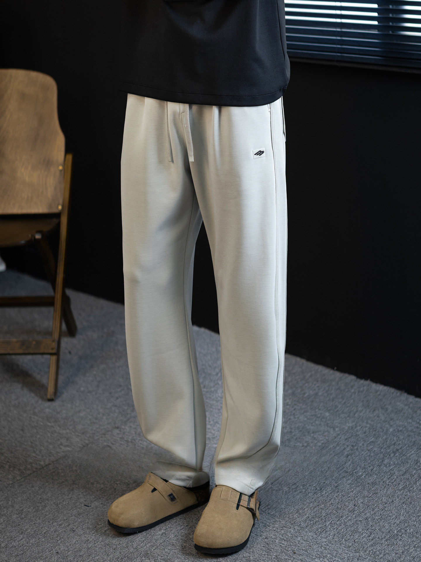 輕奢垂墜抗皺男士休閒褲2026新款抽繩腰刺繡口袋高級感寬鬆直筒褲