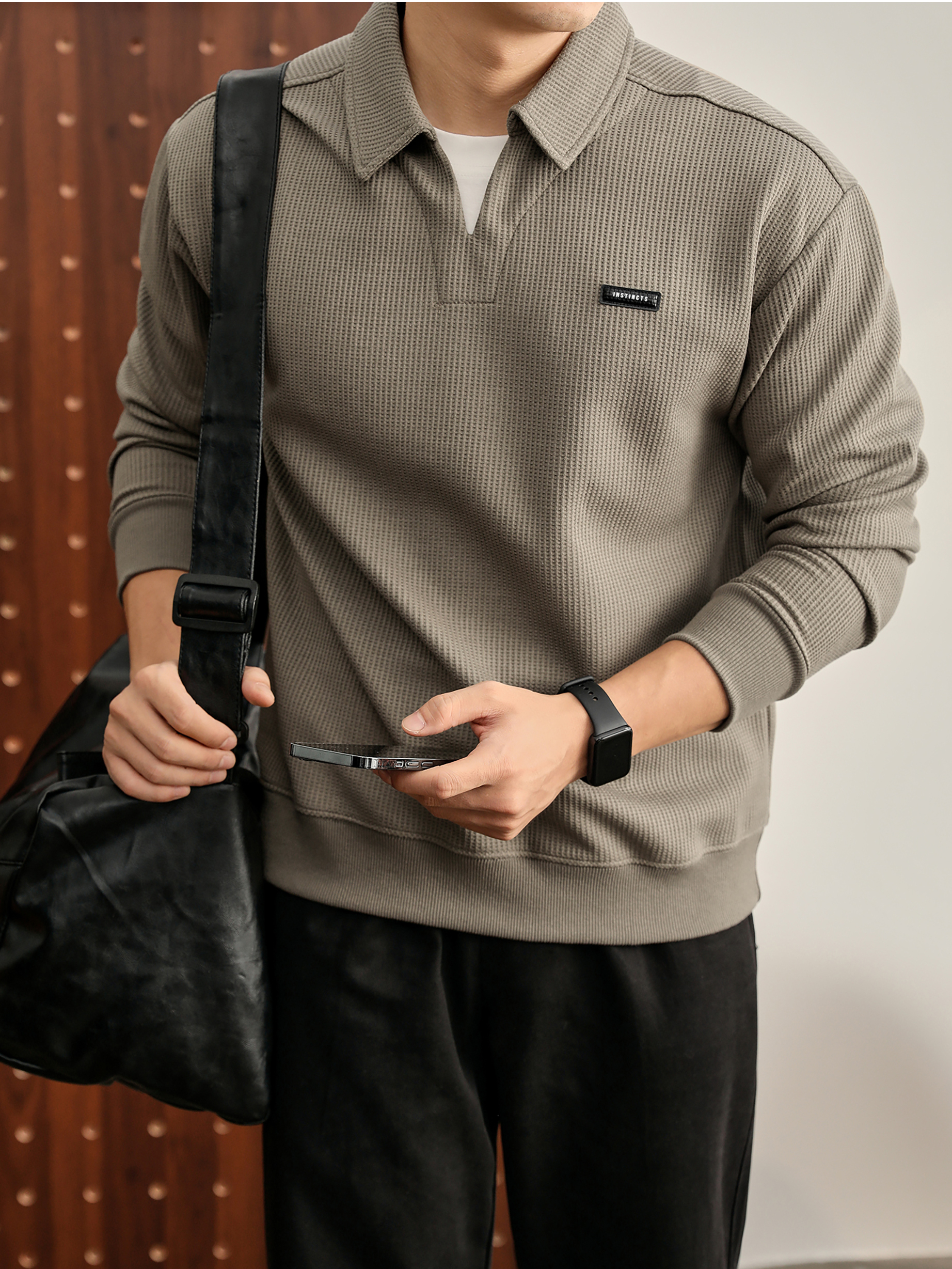 撞色假兩件雙層領口華夫格肌理衛衣男小皮標翻領深V長袖上衣