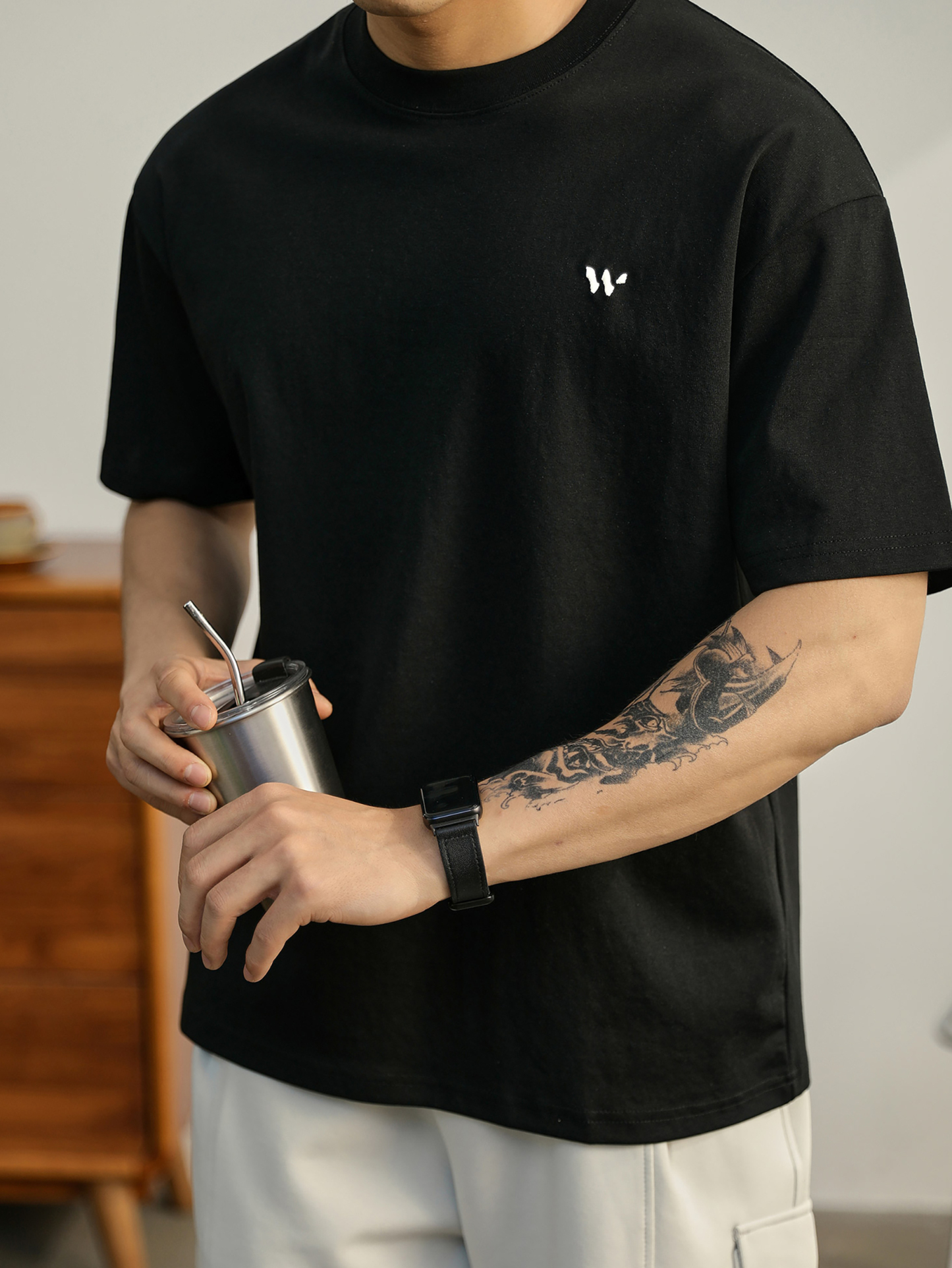 男士簡奢氣質感胸口小刺繡T恤夏季休閒通勤百搭落肩短袖上衣