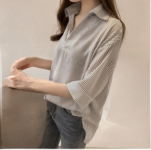 Slim striped shirt ✨this polo top is so prettyyy, ang lamig sa balat ng tela and very comfy din✨ 