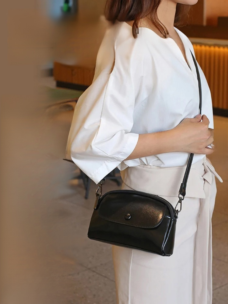 Shiny Leather Single Shoulder Bag 💕🍀 this one bag is all you need when you go out.