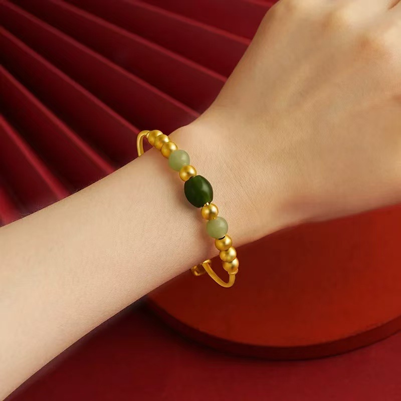 A versatile bracelet with a touch of understated luxury.