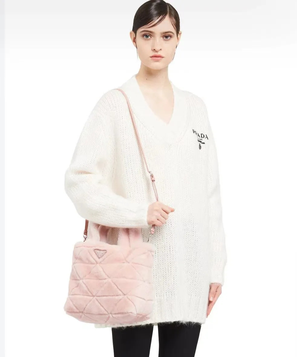 雑誌掲載で大人気★PRADA★【2022秋冬新作】Shearling tote☆シャーリングトート（付属品：財布）
