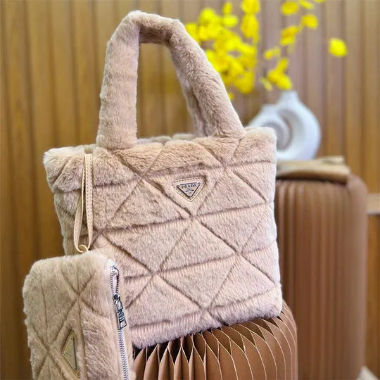 雑誌掲載で大人気★PRADA★【2022秋冬新作】Shearling tote☆シャーリングトート（付属品：財布）