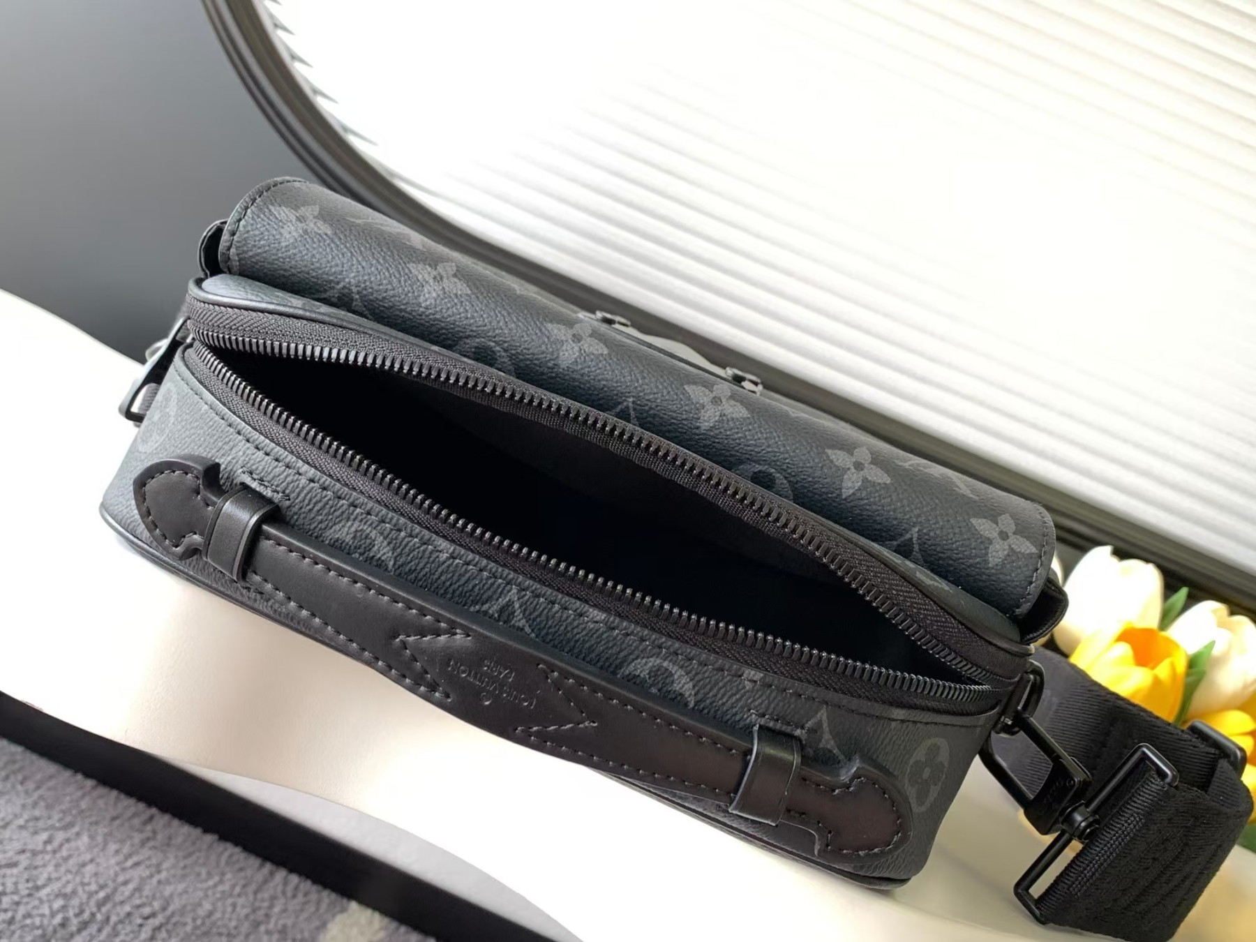 Louis Vuittonルイ・ヴィトン S LOCK メッセンジャーバッグM45806