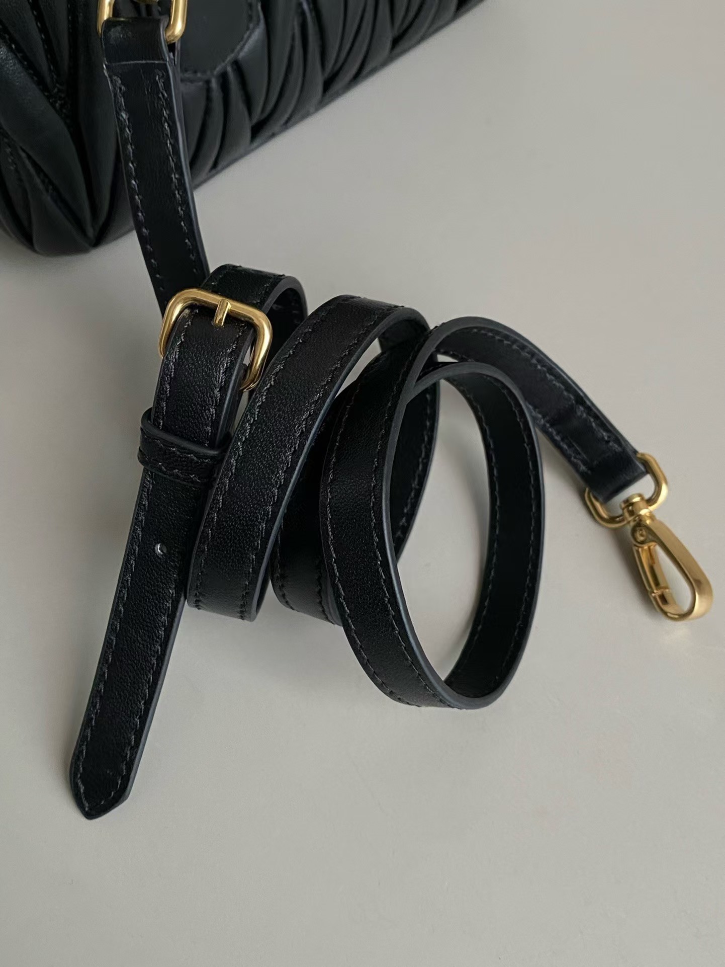 【MIU MIU公式旗艦店】レディースバッグ 22*10.5*7.5CM