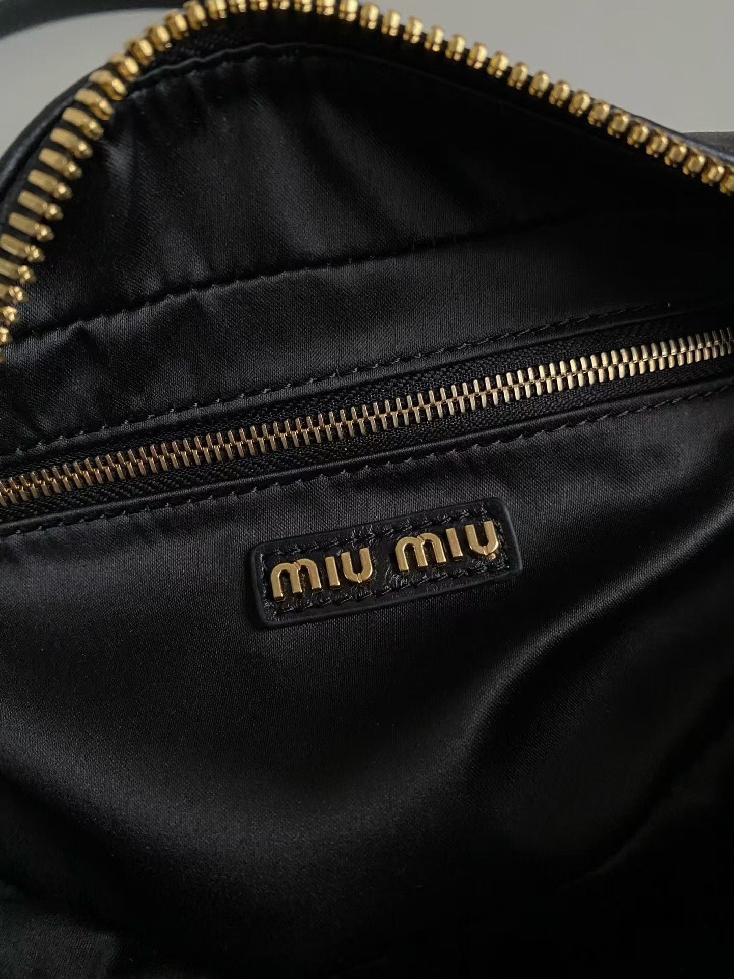 【MIU MIU公式旗艦店】レディースバッグ 22*10.5*7.5CM