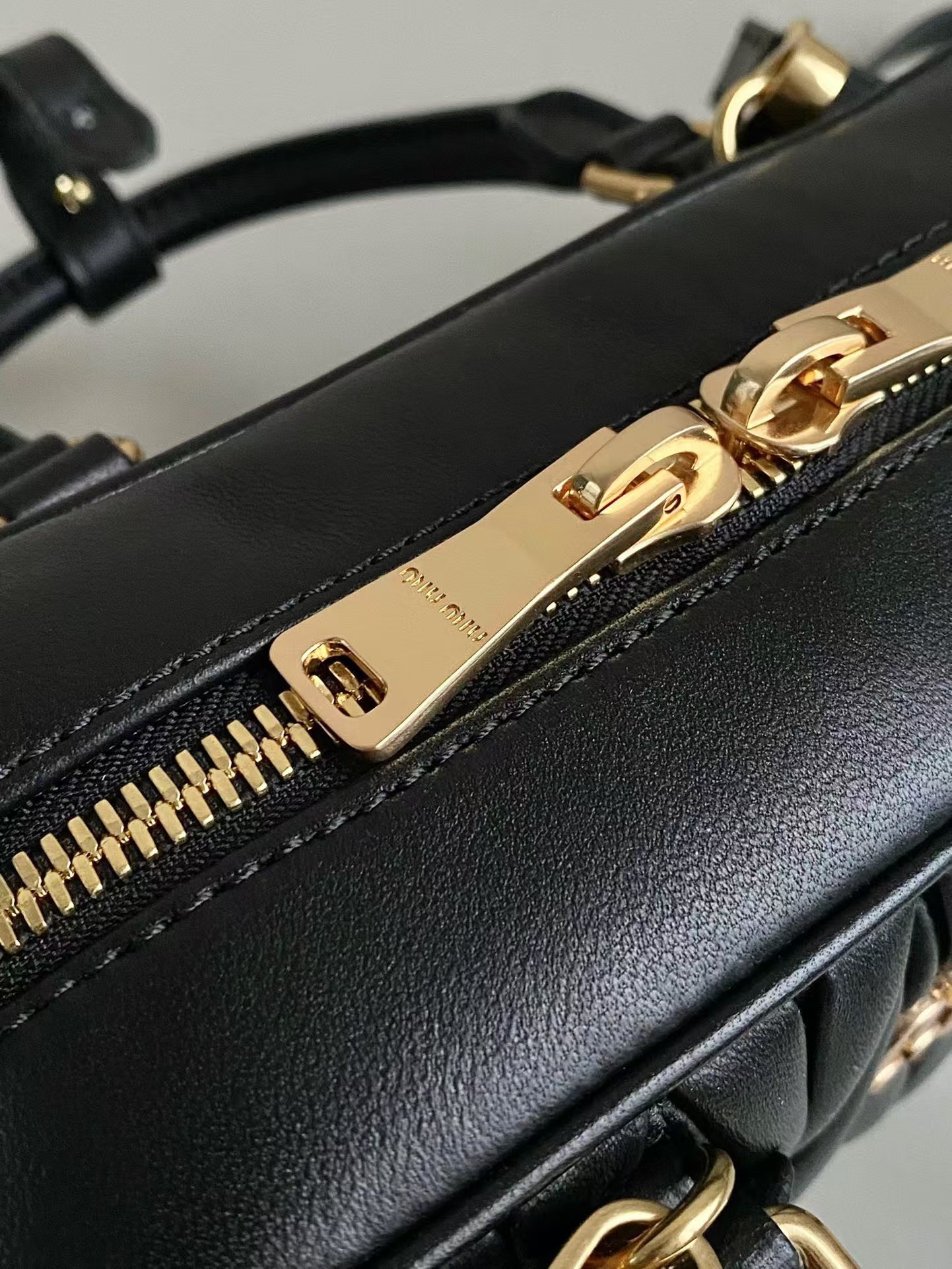 【MIU MIU公式旗艦店】レディースバッグ 22*10.5*7.5CM