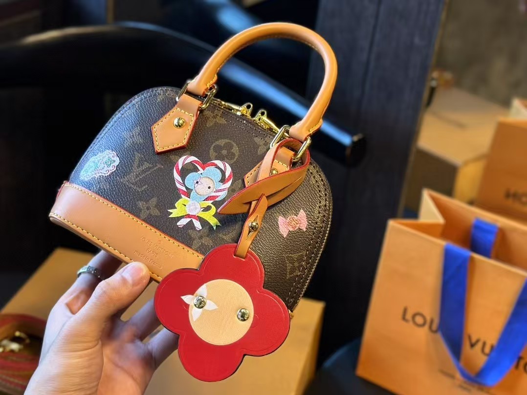 【LOUIS VUITTON旗艦店】ルイ・ヴィトン 2024年クリスマス限定 NANO ALMA