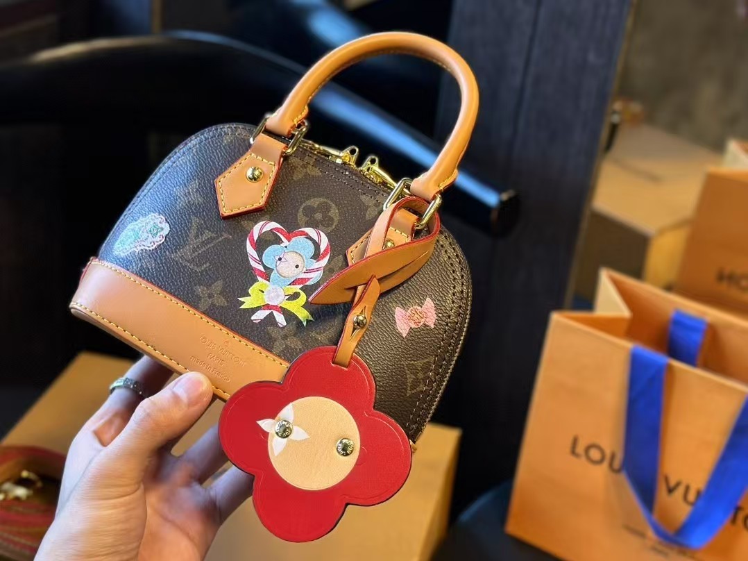 【LOUIS VUITTON旗艦店】ルイ・ヴィトン 2024年クリスマス限定 NANO ALMA