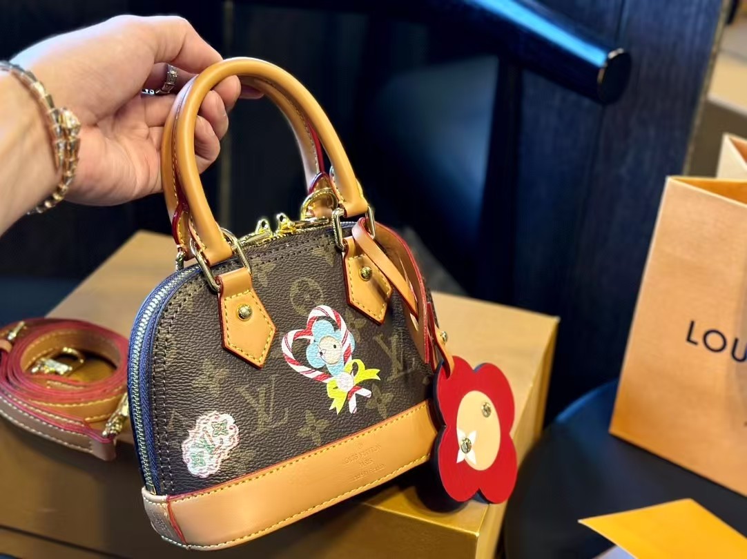 【LOUIS VUITTON旗艦店】ルイ・ヴィトン 2024年クリスマス限定 NANO ALMA