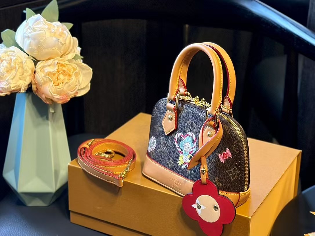 【LOUIS VUITTON旗艦店】ルイ・ヴィトン 2024年クリスマス限定 NANO ALMA