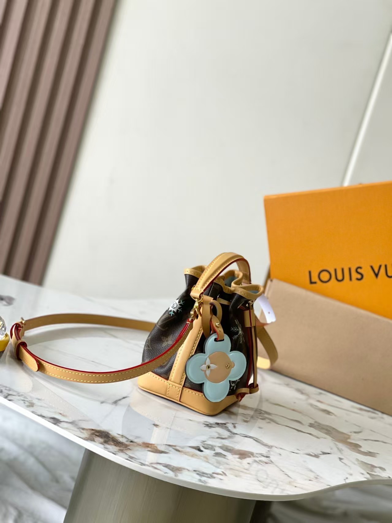 【LOUIS VUITTON旗艦店】ルイ・ヴィトン 2024年クリスマス限定 NANO NOÉ M12221